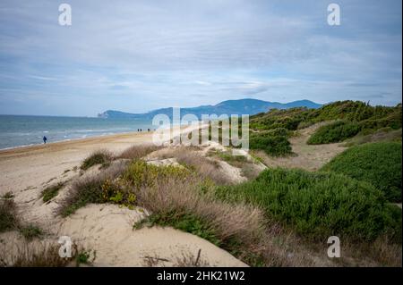 Luftaufnahme auf Sanddünen, Strand und Küste des Tyrrhenischen Meeres zwischen zwei touristischen Städten Sperlonga und Terracina in Latium, Italien im Herbst Stockfoto