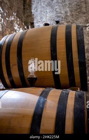 Mittelalterliche unterirdische Weinkeller mit alten Rotweinfässern für den Ausbau von vino nobile di Montepulciano in der Altstadt auf dem Hügel Montepulciano in der Toskana, Es Stockfoto