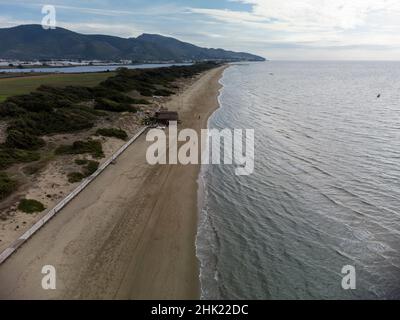 Luftaufnahme auf Sandstrand und Küste des Tyrrhenischen Meeres zwischen zwei touristischen Städten Sperlonga und Terracina in Latium, Italien im Herbst Stockfoto