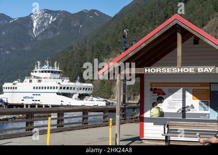 West Vancouver, BC, Kanada - 13 2021. April : BC Ferries Horseshoe Bay Ferry Terminal. Kirschblüten blühen im Frühling. Stockfoto