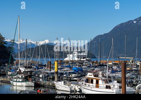 West Vancouver, BC, Kanada - April 13 2021 : Horseshoe Bay Public Dock im Frühling. Stockfoto