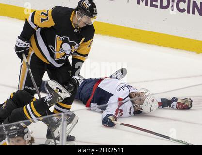 Pittsburgh, Usa. 01st. Februar 2022. Pittsburgh Penguins Center Evgeni Malkin (71) und Washington Capitals, der rechte Flügel Tom Wilson (43) reagieren, nachdem der rechte Flügel Daniel Sprong in der zweiten Periode gegen die Pittsburgh Penguins in der PPG Paints Arena in Pittsburgh am Dienstag, den 1. Februar 2022, geschossen hat. Foto von Archie Corper/UPI Credit: UPI/Alamy Live News Stockfoto