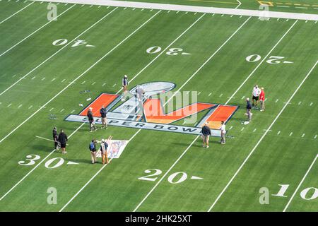 Inglewood, USA. 01st. Februar 2022. Arbeiter malen das Super Bowl LVI Logo auf dem Spielfeld im SoFi Stadium. Die Los Angeles Rams und die Cincinnati Bengals treffen sich hier am 13. Februar 2022 (Ortszeit) im Finalspiel 56th für die Vince Lombardi Trophy. Quelle: Maximilian Haupt/dpa/Alamy Live News Stockfoto