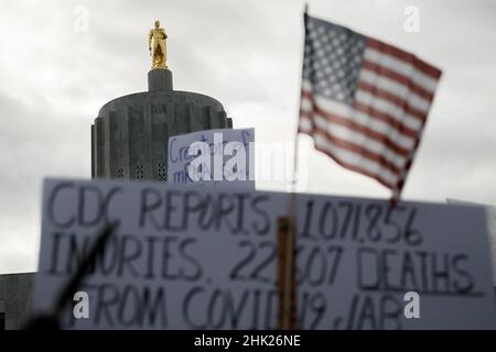 Salem, USA. 01st. Februar 2022. Mehrere hundert Personen versammelten sich am 1. Februar 2022 im State Capitol in Salem, Oregon, zu einer Kundgebung gegen Masken, Impfstoffe und Mandate. (Foto von John Rudoff/Sipa USA) Quelle: SIPA USA/Alamy Live News Stockfoto