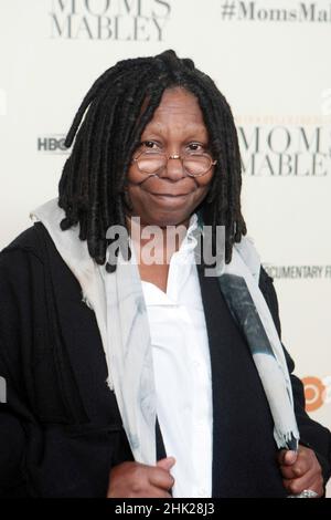 7. November 2013-New York, NY: Die Schauspielerin und Regisseurin Whoopi Goldberg nimmt an der New Yorker Special Screening-Aufführung von „Whoopi Goldberg presents Moms Mabley“ Teil, die am 7. November 2013 im Apollo Theatre im Dorf Harlem stattfand. Kredit: mpi43/MediaPunch Stockfoto