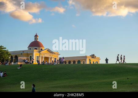 Die Menschen gehen vor der Escuela de Artes Plásticas y Diseño de Puerto Rico, San Juan, Puerto Rico Stockfoto