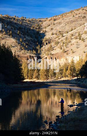 Fliegenfischen auf dem Crooked Wild und Scenic River, Lower Crooked River National Back Country Byway, Oregon Stockfoto