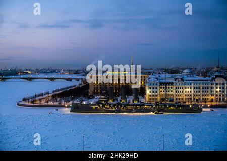 St. Petersburg, Russland - Dezember, 2021: Blick auf das historische Schlachtschiff Aurora Cruiser im gefrorenen Fluss Neva am frühen Morgen. Stockfoto