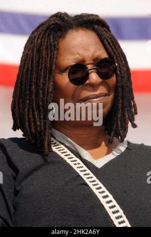 Manhattan, USA. 17th September 2008. NEW YORK - 17. SEPTEMBER: Whoopi Goldberg bei der Circle Line Taufe Veranstaltung am 17. September 2008 in New York City Menschen; Whoopi Goldberg Kredit: Storms Media Group/Alamy Live News Stockfoto