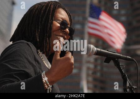 Manhattan, USA. 17th September 2008. NEW YORK - 17. SEPTEMBER: Whoopi Goldberg bei der Circle Line Taufe Veranstaltung am 17. September 2008 in New York City Menschen; Whoopi Goldberg Kredit: Storms Media Group/Alamy Live News Stockfoto