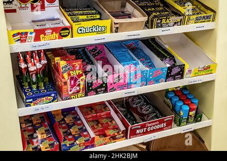 Reihen von altmodischen Süßigkeiten, die in einem Süßwarenladen, Valley Sweets Ice Cream and Candy, St. Croix Falls, Wisconsin, in den Regalen zum Verkauf stehen. Stockfoto