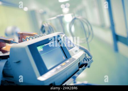 Medizinischer Monitor mit der Flatline darauf als Konzept eines klinischen Todes eines Patienten. Stockfoto