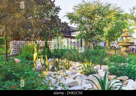 KANCHANABURI, THAILAND - 19. FEBRUAR 2021 : schöne Gartendekoration des Cafe Amazon Café an der PTT Tankstelle. Cafe Amazon ist eine thailändische Kette Stockfoto