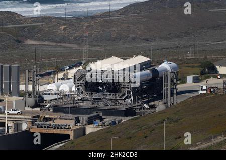 Februar 2022; Lompoc, Kalifornien, USA; die SpaceX-Rakete liegt kurz auf dem Transporter Erector, bevor sie in Startposition für die NROL-87-Mission geht. (Stan Szeto/Image of Sport) Stockfoto