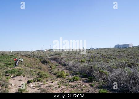 Februar 2022; Lompoc, Kalifornien, USA; ferngesteuerte Kameraanordnungen befinden sich auf der linken Seite des Berges mit Blick auf den Space Launch Complex 4 (SLC-4) auf der Vandenberg Space Force Base während der NROL-87 Mission. (Stan Szeto/Image of Sport) Stockfoto