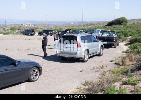 Februar 2022; Lompoc, Kalifornien, USA; Fotografenfahrzeuge stehen während der NROL-87 Mission vor einem entfernten Feld, um die Kamera einzurichten. (Stan Szeto/Image of Sport) Stockfoto