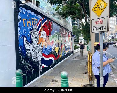 Bangkok, Thailand. 02nd. Februar 2022. Die Außenwand der Deutschen Botschaft an der Sathorn Road in Bangkok wurde kürzlich mit großen Graffiti geschmückt. Es wurde von thailändischen Kunststudenten gemalt. Hintergrund: Vor 160 Jahren haben Deutschland und Thailand diplomatische Beziehungen aufgenommen. Quelle: Carola Frentzen/dpa - ACHTUNG: Nur für redaktionelle Verwendung im Zusammenhang mit einem Bericht über die Graffiti auf der Deutschen Botschaft./dpa/Alamy Live News Stockfoto