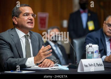 Pedro R. Pierluisi, Gouverneur von Puerto Rico, erscheint vor einer Anhörung des Senatsausschusses für Energie und natürliche Ressourcen, um den Zustand der US-Gebiete im Dirksen-Bürogebäude des Senats in Washington, DC, USA, zu untersuchen. Dienstag, 1. Februar, 2022. Foto von Rod Lampey/CNP/ABACAPRESS.COM Stockfoto