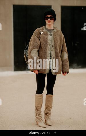 Street style, model Adele Aldighieri after Chanel Spring Summer 2022 Haute Couture show, Held im Grand Palais Ephemere, Paris, France, on January 25, 2022. Foto von Marie-Paola Bertrand-Hillion/ABACAPRESS.COM Stockfoto