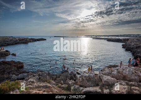 Blick auf Cala de la Olla, in der Gemeinde Sant Lluis, Menorca, Spanien Stockfoto