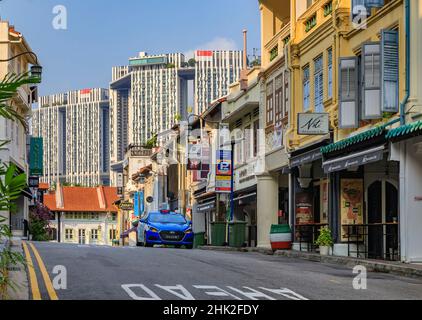 Singapur - 08. September 2019: Berühmte Club Street in Chinatown mit bunten Kolonialhäusern und einem Taxi, das vorbei fährt Stockfoto