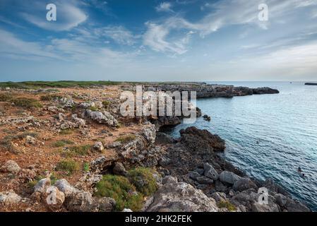 Blick auf Cala de la Olla, in der Gemeinde Sant Lluis, Menorca, Spanien Stockfoto