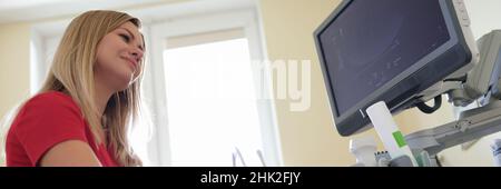 Arzt führt Ultraschalluntersuchung der Frau in der Klinik Nahaufnahme Stockfoto