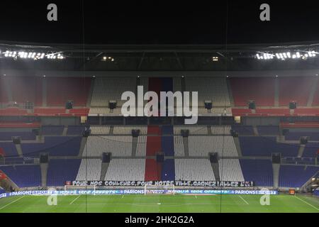 Lyon, Frankreich. 1st. Februar 2022. Ein Lyon-Fanbanner ist im leeren Stadion zu sehen, während das neu arrangierte Spiel hinter verschlossenen Türen gespielt wird, nachdem die Menge während der ursprünglichen Spielzeit, während des Spiels der Uber Eats Ligue 1 im Groupama Stadium, Lyon, Schwierigkeiten hatte. Bildnachweis sollte lauten: Jonathan Moscrop/Sportimage Kredit: Sportimage/Alamy Live News Stockfoto