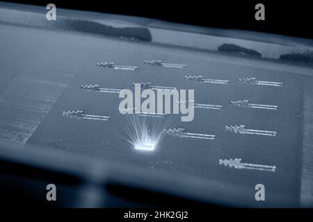 Der Drucker 3D druckt Objekte aus Metallpulver. Metall wird unter Laser gesintert Stockfoto