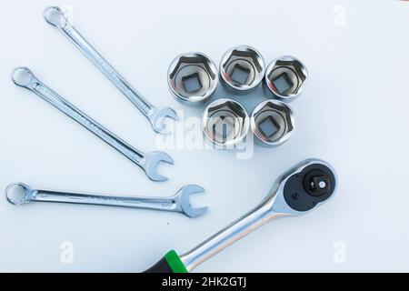 Große Gruppe von Schraubenschlüsseln, professionelle Kit, verschiedene Metallschlüssel auf dem weißen Hintergrund Stockfoto