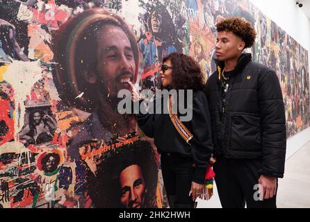 Bob und Rita Marleys Tochter Cedella Marley und ihr Sohn Saiyan Marley sehen die Bob Marley One Love Experience in der Saatchi Gallery. Bilddatum: Dienstag, 1. Februar 2022. Stockfoto