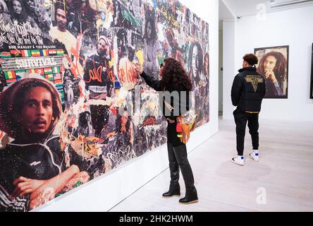 Bob und Rita Marleys Tochter Cedella Marley und ihr Sohn Saiyan Marley sehen die Bob Marley One Love Experience in der Saatchi Gallery. Bilddatum: Dienstag, 1. Februar 2022. Stockfoto