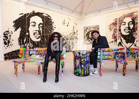 Bob und Rita Marleys Tochter Cedella Marley und ihr Sohn Saiyan Marley sehen die Bob Marley One Love Experience in der Saatchi Gallery. Bilddatum: Dienstag, 1. Februar 2022. Stockfoto