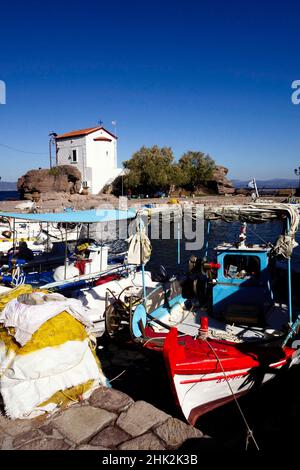 Skala Sykaminias Dorf Hafen und die Kirche von Panayia Gorgona. Lesvos. Griechenland Stockfoto