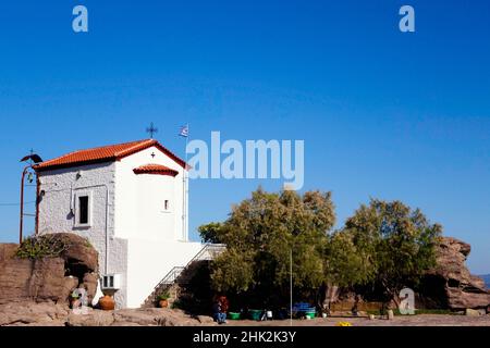 Skala Sykaminias Dorf Hafen und die Kirche von Panayia Gorgona. Lesvos. Griechenland Stockfoto