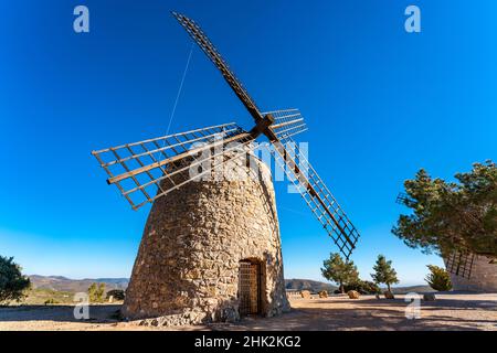 Traditionelle Steinwindmühlen auf einem Hügel in Alcublas, Valencia, Spanien Stockfoto