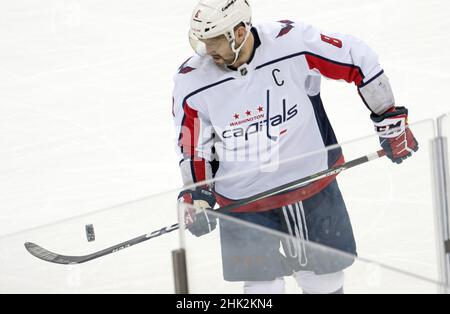 Washington Capitals linken Flügel Alex Ovechkin (8) prallt den Puck aus dem nächsten von seinem Stock während einer Unterbrechung des Spiels in der zweiten Periode der Capitals 4-3 Überstunden Sieg gegen die Pittsburgh Penguins in PPG Farben Arena in Pittsburgh am Dienstag, 1. Februar 2022. Foto von Archie Pecenter/UPI Stockfoto