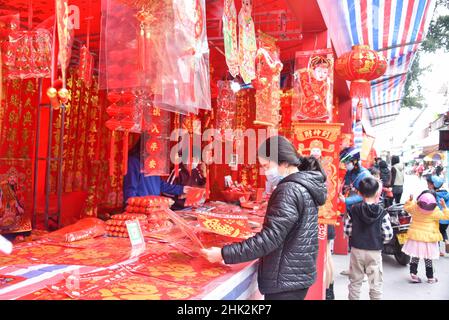 Frühlingsfest-Couplets ( chinesische Couplets ) (mit dem Zeichen auf Chinesisch, was bedeutet, dass Glück）zum Verkauf hängt. Stockfoto