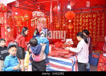 Frühlingsfest-Couplets ( chinesische Couplets ) (mit dem Zeichen auf Chinesisch, was bedeutet, dass Glück）zum Verkauf hängt. Stockfoto