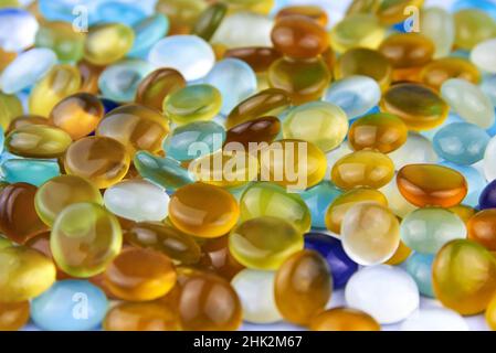 Mehrfarbige Glassteine, vom Meer poliert, im Hintergrund. Stockfoto