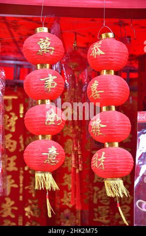 Als sich das Frühlingsfest nähert, hängen viele Händler rote Laternen zum Verkauf auf dem Straßenmarkt in Jiangmen, Guangdong, China. Stockfoto