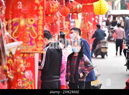 Frühlingsfest-Couplets ( chinesische Couplets ) (mit dem Zeichen auf Chinesisch, was bedeutet, dass Glück）zum Verkauf hängt. Stockfoto