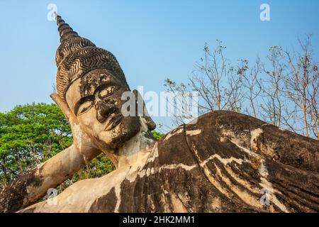 Liegende Buddha-Statue, Xieng Khuan (Xiengkuane), Buddha-Park mit über 200 hinduistischen und buddhistischen Statuen. Südlich von Vientiane, Hauptstadt von Laos, so Stockfoto
