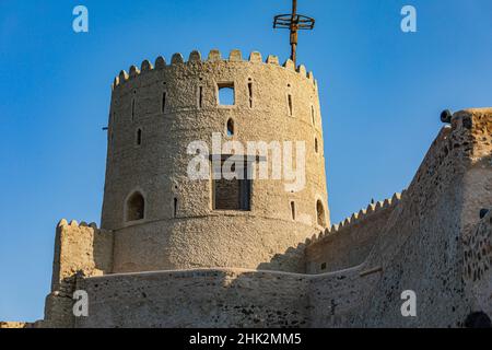 Naher Osten, Arabische Halbinsel, Oman, Maskat, Muttrah. Ein Turm am Muttrah Fort. Stockfoto