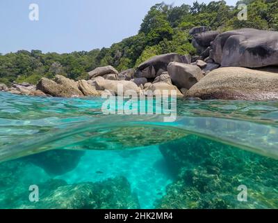 Das klare Wasser und die Felsen der Insel Ko Miang. Stockfoto