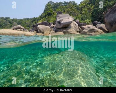 Das klare Wasser und die Felsen der Insel Ko Miang. Stockfoto