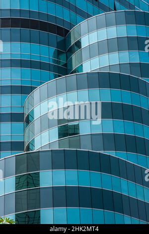 Thailand, Bangkok. Modernes Bürogebäude aus nächster Nähe. Stockfoto