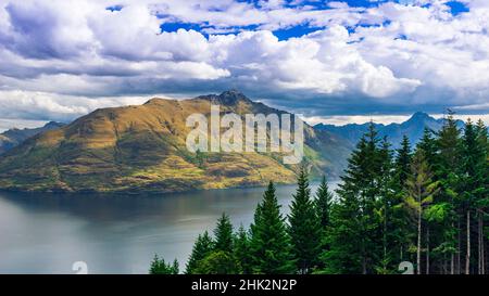 Cecil Peak über dem Lake Wakatipu, Queenstown, Otago, Südinsel, Neuseeland Stockfoto