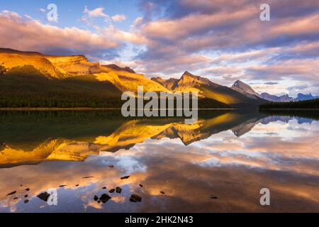 Abendlicht auf dem Maligne Lake und Sampson Peak, Jasper National Park, Alberta, Kanada. Stockfoto