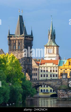 Prag, Tschechische Republik. Karlsbrücke und Brückenturm. Stockfoto
